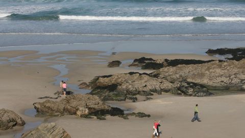 La playa de Fontela, en Barreiros, donde fueron rescatados del agua cuatro jóvenes, en imagen de archivo