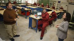 Quince personas inscritas como demandantes de empleo se forman esta primavera para ser electricistas en el Centro de Formaci�n Ocupacional de Viveiro que dirige Mar�a Blanco P�rez (a la derecha en la imagen)