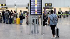 Ajetreo de viajeros en la zona de salidas del aeropuerto de Santiago-Rosal�a de Castro a finales de agosto pasado