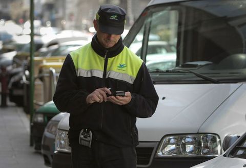 Uno de los controladores de la ORA en el centro de la ciudad. 