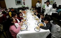 El comedor del colegio de Lamas de Abade (en foto de archivo) tampoco ha cobrado a�n las ayudas