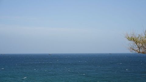 Barcos frente a la costa del estrecho de Ormuz