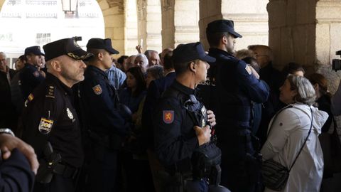 Gran despliegue policial a la entrada del Ayuntamiento