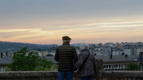 El eclipse comenzar� a las 20.28 horas del 12 de agosto y tendr� una duraci�n de 1 minuto 23 segundos en su fase de totalidad. El Sol tendr� una elevaci�n de 11,29 grados y se situar� en el oeste-noroeste, que es hacia donde habr� que posar la vista mirando hacia el horizonte. Dado que probablemente aparezcan delante edificios, es aconsejable situarse sobre un punto elevado, pero no mucho. La muralla puede ser un buen lugar. O en las afueras. En la imagen, el parque Rosal�a de Castro de Lugo el 28 de abril, en la semana donde la posici�n del sol ser� igual a la semana del eclipse del pr�ximo agosto