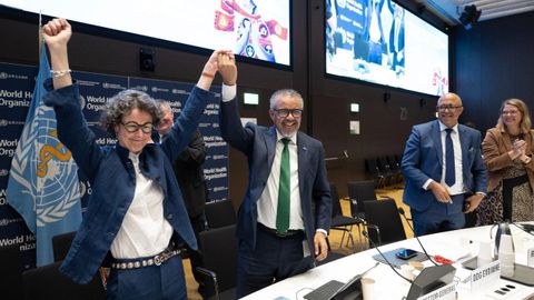 Miembros de la OMS, celebrando el acuerdo.