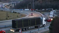 Una protesta ganadera en Vega de Valcarce corta por completo en trfico en la A6 y N6 entre Galicia y la Meseta