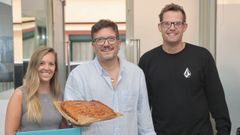 Pablo Pizarro (en el centro) con una de las nuevas propuestas de La Empanada Viajera
