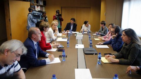 La consejera de Hacienda y Sector P�blico, Dolores Carcedo (c), y representantes de los grupos pol�ticos participan hoy en la reuni�n de la Mesa de estudio y valoraci�n de la financiaci�n auton�mica