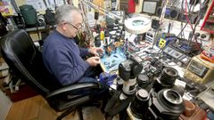 Carlos �lvarez reparando c�maras fotogr�ficas en su taller