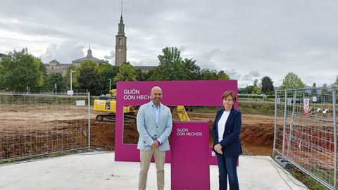 La alcaldesa de Gij�n, Carmen Moriy�n, junto al edil de Urbanismo, Jes�s Mart�nez Salvador, frente a las obras de la futura Universidad Europea en terrenos de ampliaci�n del Parque Cient�fico y Tecnol�gico �La Pecuaria�