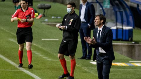 Ziganda Real Oviedo Racing Carlos Tartiere.Ziganda anima a sus futbolists durante el choque ante el Racing