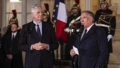 Barnier (a la izquierda) escucha a Bayrou, este viernes durante la ceremonia de traspaso de poderes.