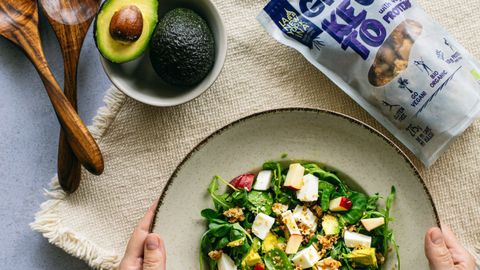 La granola es un alimento muy versátil. Puede servir para aderezar un yogur o una ensalada