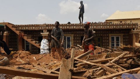 Personas buscan en una zona inundada en Mokwa,�en Nigeria, donde se han recuperado m�s de 100 cad�veres mientras siguen las operaciones�de rescate.