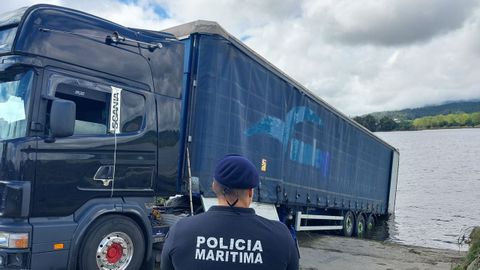 La Polic�a Mar�tima custodia el veh�culo