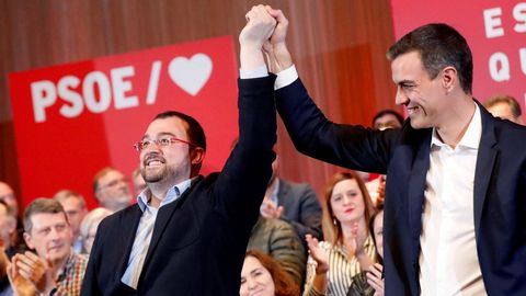 El presidente del Gobierno, Pedro S�nchez (d), junto al candidato a la Presidencia del Principado, Adri�n Barb�n (i), durante el mitin de Gij�n 