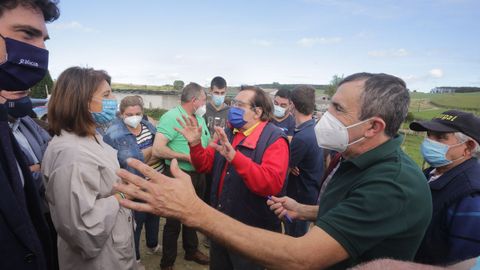 El delegado territorial, Javier Arias y la conselleira de Medio Ambiente, Ángeles Vázquez, junto a los manifestantes