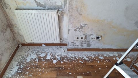 Estado en el que se encuentran varios de los pisos afectados por las humedades en los n�meros 15, 17, 19, y 21 de la calle Ribeira Sacra en Novo Mesoiro