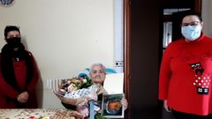 La alcaldesa de Bergondo y la concejala de Bienestar Social visitaron a Clotilde Pi�eiro Hermida