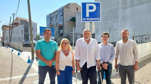 El alcalde de Sanxenxo, Telmo Martn, con varios concejales del gobierno local, present el prking para residentes en Portonovo