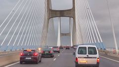 Vehculos circulando por el puente de Vasco da Gama en Lisboa.