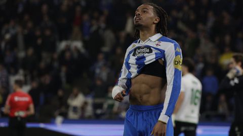 Lucas Noubi, se lamenta durante el duelo frente al Real Racing Club.