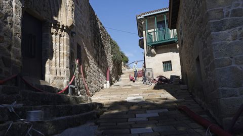 Obras en una calle del recinto fortificado de Monterrei rehabilitada con nuevo pavimento de piedra. 