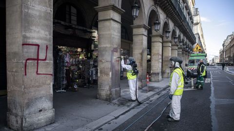 Operarios limpian las pintadas nazis en la calle Rivoli de Par�s
