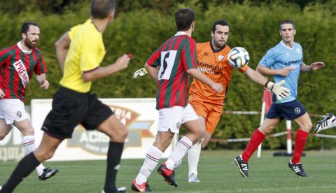 Kiko, portero del Ribadeo, se dispone a poner el bal�n en juego en el derbi lucense en Vilalba. 