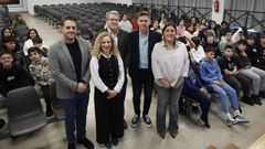 Manuel Pardo (tercero por la izquierda) charl� con los alumnos y profesores se implican en la campa�a