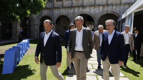 Juan Carlos Escotet, presidente de Abanca, Alfonso Rueda, presidente de la Xunta y Francisco Botas, consejero delegado de Abanca, a su entrada al parador de Santo Estevo de Ribas de Sil [Nogueira de Ramun], donde se celebr la novena edicin de la Romara de Abanca. 