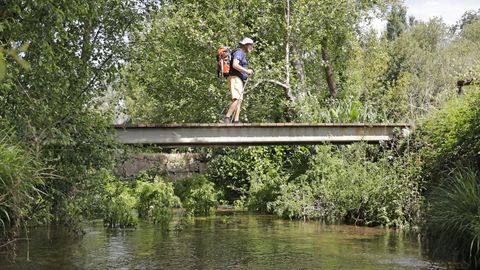 Luis Zambrano cruzando este jueves uno de los puentes que hay en la etapa del Camino entre Armenteira y Vilanova.