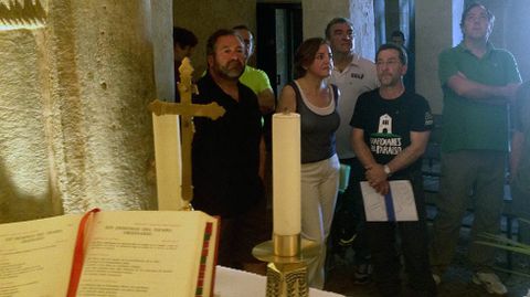 Rogelio Pando, Otilia Requejo, Genaro Alonso y Alejandro Vega, durante la visita a la iglesia de San Salvador de Priesca.Rogelio Pando, Otilia Requejo, Genaro Alonso y Alejandro Vega, durante la visita a  la iglesia de San Salvador de Priesca
