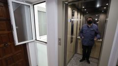 Una comunidad de vecinos de la Ronda do Carme instal� un ascensor utilizando el hueco del patio de luces
