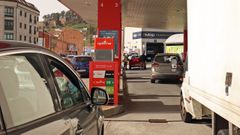 Largas colas de coches para llenar el dep�sito estos d�as en una gasolinera de Boiro.