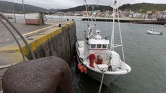El barco est en la punta del muelle comercial, en un lugar de mucha agitacin