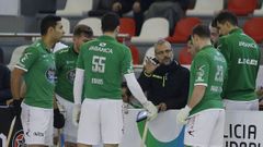 Los jugadores del Liceo, con su entrenador Juan Copa
