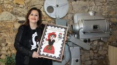 Susana de la Cruz con la Carmela que el Concello de A R�a us� como regalo institucional en la Festa do Codillo