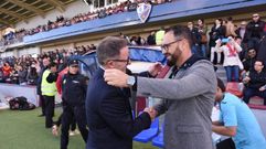 Anquela y Bordal�s se saludan en el Huesca-Getafe de Liga