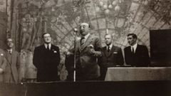 Fotograf�a de Wenceslao Fern�ndez Fl�rez leyendo el discurso, publicada en La Voz de Galicia el 17/5/1945