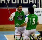 Lucas Ord��ez (derecha) y Eduard Lamas se abrazan tras el segundo gol.