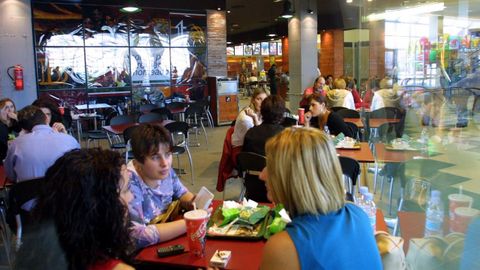 Gran xito de la zona de restauracin del centro comercial Ponte Vella