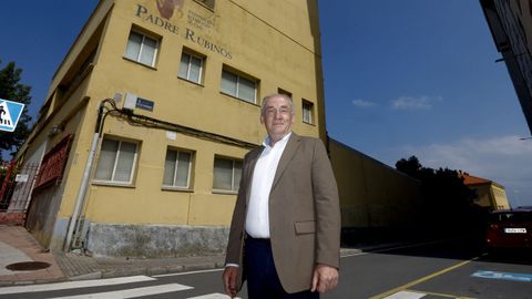 Miguel Lorenzo, candidato del PP en A Corua, delante del antiguo edificio de la Fundacin Padre Rubinos, con la que colabor