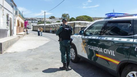 La Guardia Civil en la zona donde se produjo el doble crimen, en El Ejido