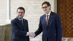 El presidente de la Generalitat de Cataluña, Pere Aragonès (ERC), y el primer secretario del PSC, Salvador Illa, escenifican el acuerdo entre sus dos formaciones para aprobar las cuentas anuales.