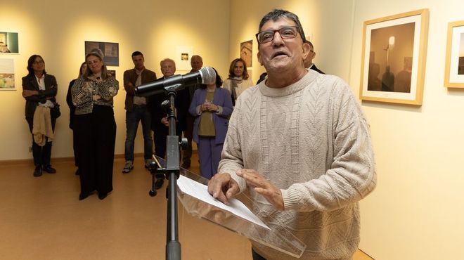 �ngel Cordero guiar� hoxe unha visita � exposici�n do certame Xos� Manuel Eir�s en Carballo: toda unha lecci�n en fotograf�a contempor�nea para aproveitar 