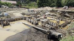 El agua acumulada delata el origen de la aver�a, provocada por obras en una vivienda de la zona de Os Carballos