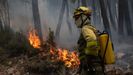 El tiempo dificulta los trabajos de extinci�n de los incendios activos en Espa�a