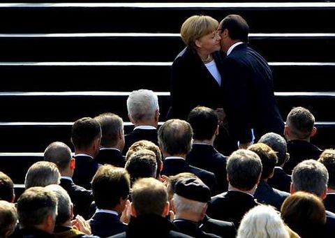 Merkel y Hollande escenificaron en pblico su voluntad de cooperar con un beso.