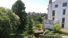 Imagen de la finca posterior de la sede de la Fundaci�n RIA (edificio blanco, a la derecha), que linda con Belv�s